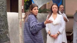 Shah Rukh Khan's Manager, Pooja Dadlani, Bereaved by Mother-in-Law's Death; Returns from 'King' Shoot Amid Paparazzi Concerns