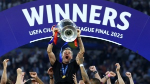 Madrid, Warsaw Chosen as Hosts for 2027 Champions League Finals: UEFA
Hoặc:
UEFA Awards 2027 Champions League Finals to Madrid and Warsaw