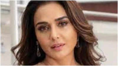 Preity Zinta gets angry at paparazzi for entering her building, warns them to ‘stop’