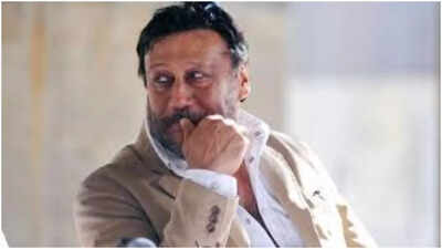 After Preity Zinta, Jackie Shroff loses patience with paparazzi flashing lights: ‘Band kar andhe’